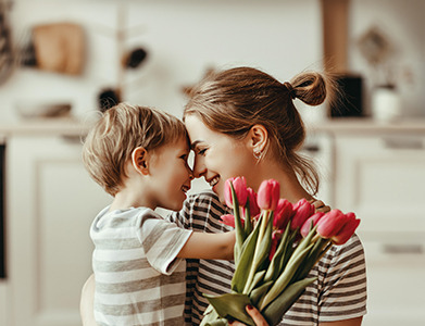 Perfumy Idealne na Dzień Matki: Wybierz Zapach, Który Wyrazi Twoją Miłość