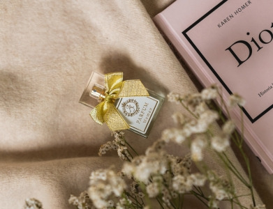 Dlaczego warto sięgnąć po perfumy o wysokim zaperfumowaniu jesienią?