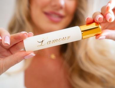 Minimalizm w zapachu – dlaczego mniej znaczy więcej w perfumach do biura