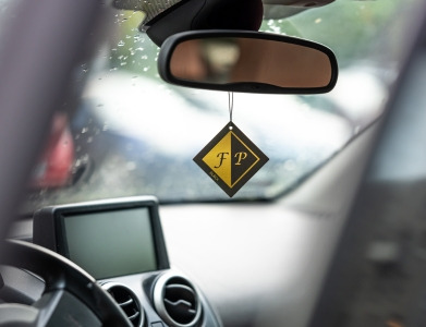 Zapach w samochodzie a samopoczucie – jakie nuty najlepiej sprawdzają się w aucie?